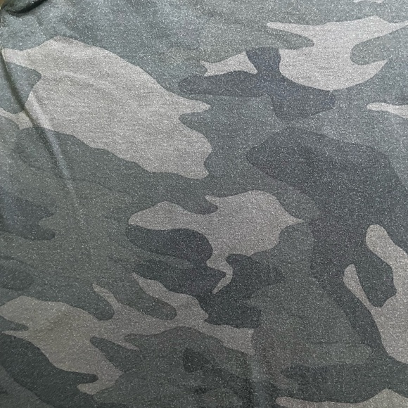 Hollister Co. California Skull and Roses Camo Tee. - Picture 4 of 6